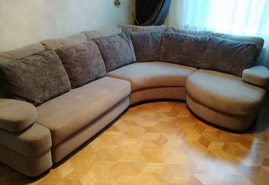 угловой диван с закругленной оттоманкой в Бийске