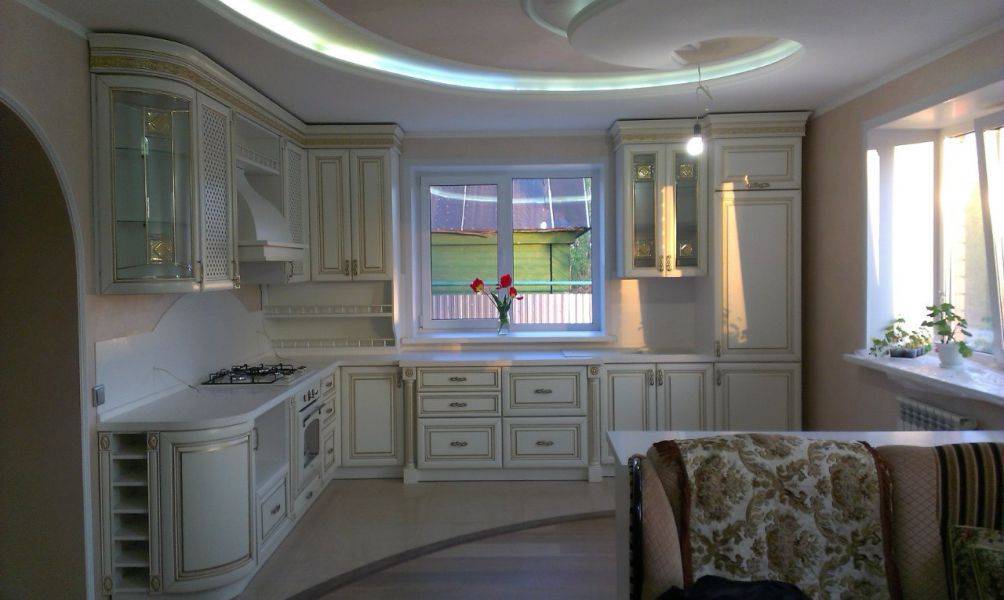угловая кухня в классическом стиле в Бийске