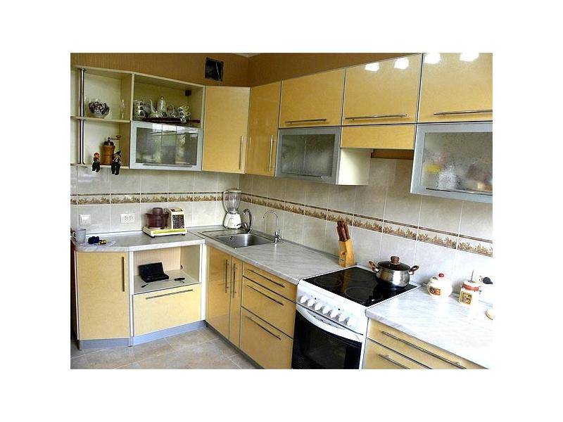 большая угловая бежевая кухня в Бийске