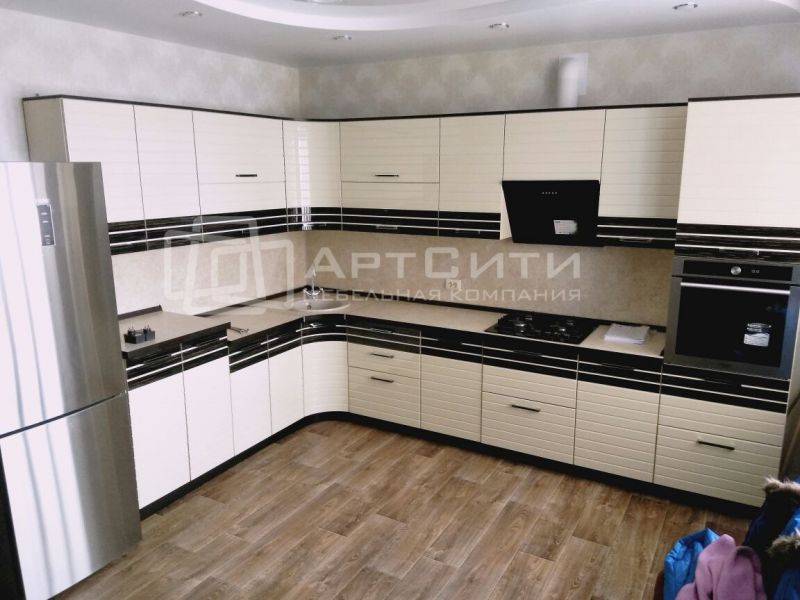 угловая кухня со вставками из шпона в Бийске