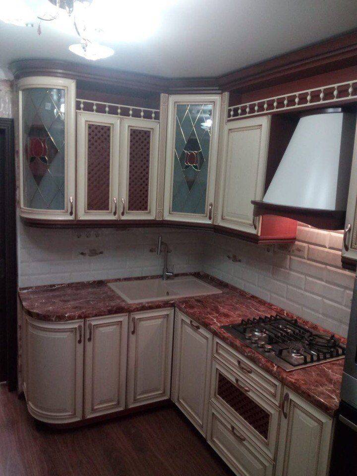 угловая маленькая кухня в Бийске