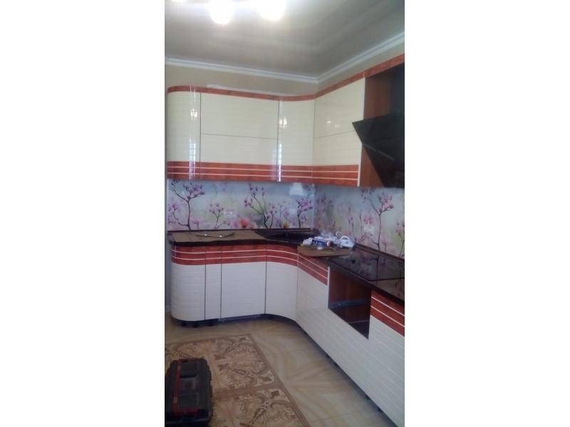 угловая кухня с плавными фасадами в Бийске