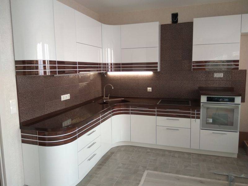 угловая кухня со вставкой из шпона в Бийске